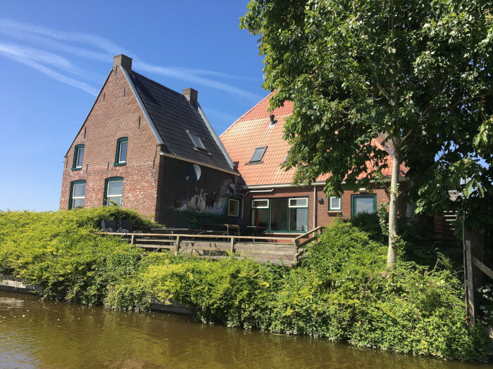 Vakantiewoning in St.-Annaparochie (Friesland) voor 22 personen met 8 slaapkamers.