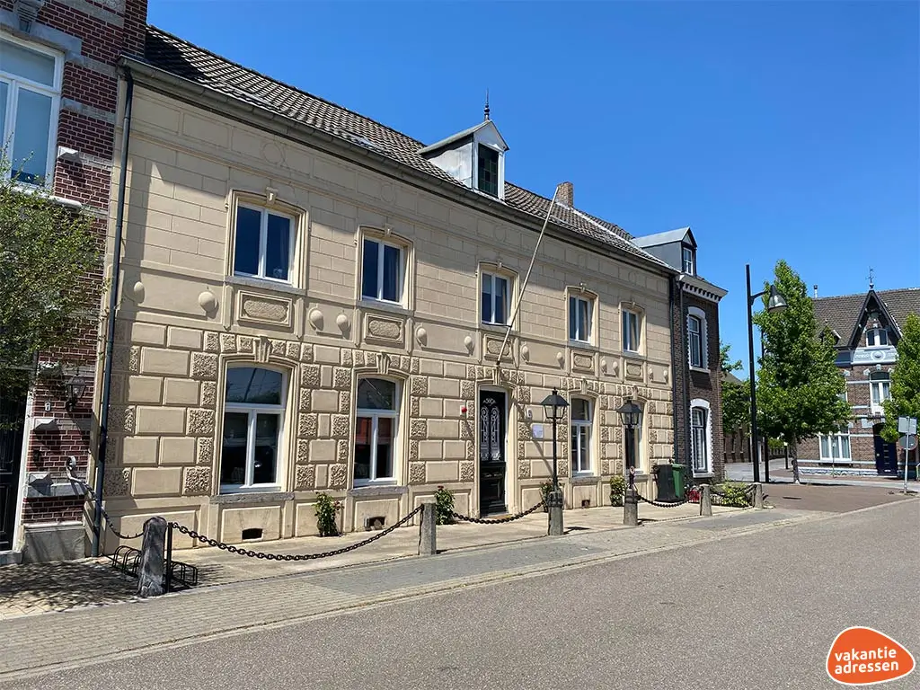 Vakantiewoning in Eijsden (Limburg) voor 16 personen met 12 slaapkamers.