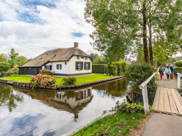 Vakantiewoning in Giethoorn (Overijssel) voor 12 personen met 4 slaapkamers.