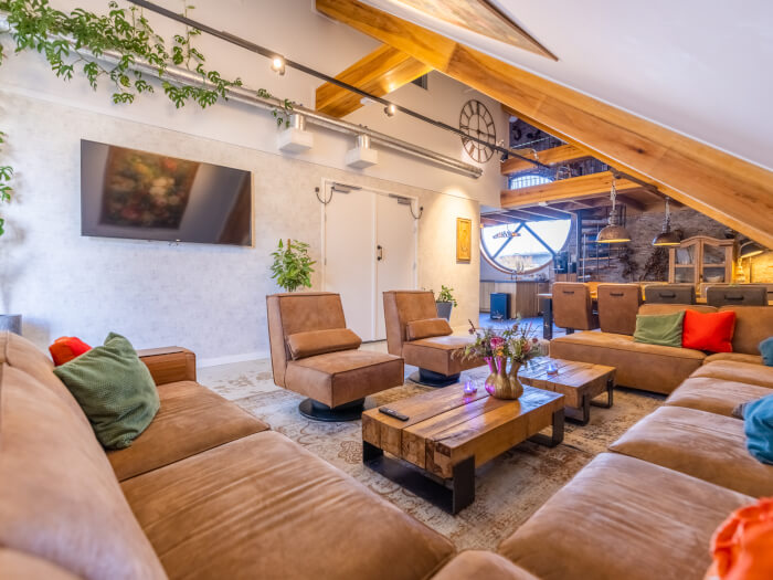 Vakantiewoning in Arnhem (Gelderland) voor 18 personen met 4 slaapkamers.