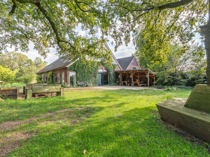 Vakantiewoning in Aalten (Gelderland) voor 28 personen met 12 slaapkamers.