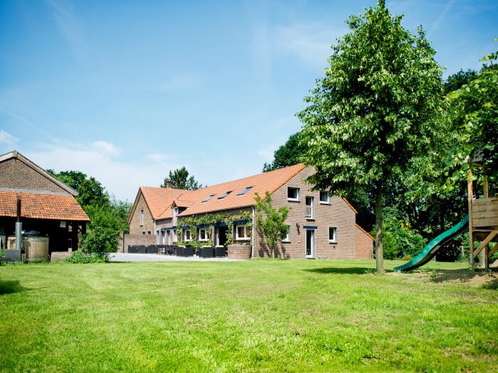 Vakantiewoning in Sevenum (Limburg) voor 30 personen met 15 slaapkamers.