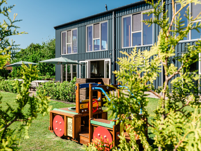 Vakantiewoning in Bovenkarspel (Noord-Holland) voor 35 personen met 7 slaapkamers.