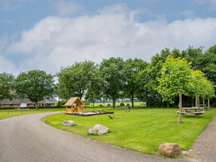 Vakantiewoning in Nijemirdum (Friesland) voor 30 personen met 15 slaapkamers.