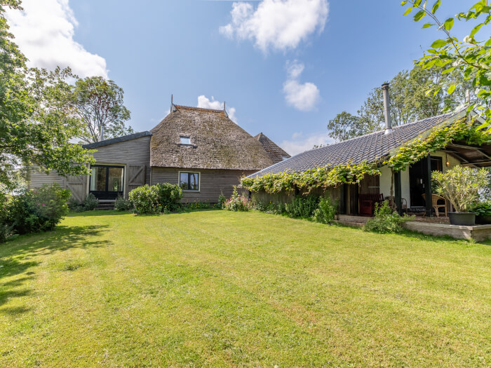 Vakantiewoning in Holwerd (Friesland) voor 19 personen met 6 slaapkamers.