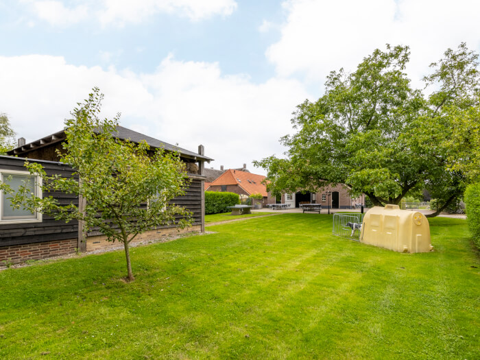 Vakantiewoning in Deest (Gelderland) voor 24 personen met 6 slaapkamers.