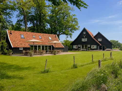 Luxe familiehuis met hottub op een nostalgisch Twents erf