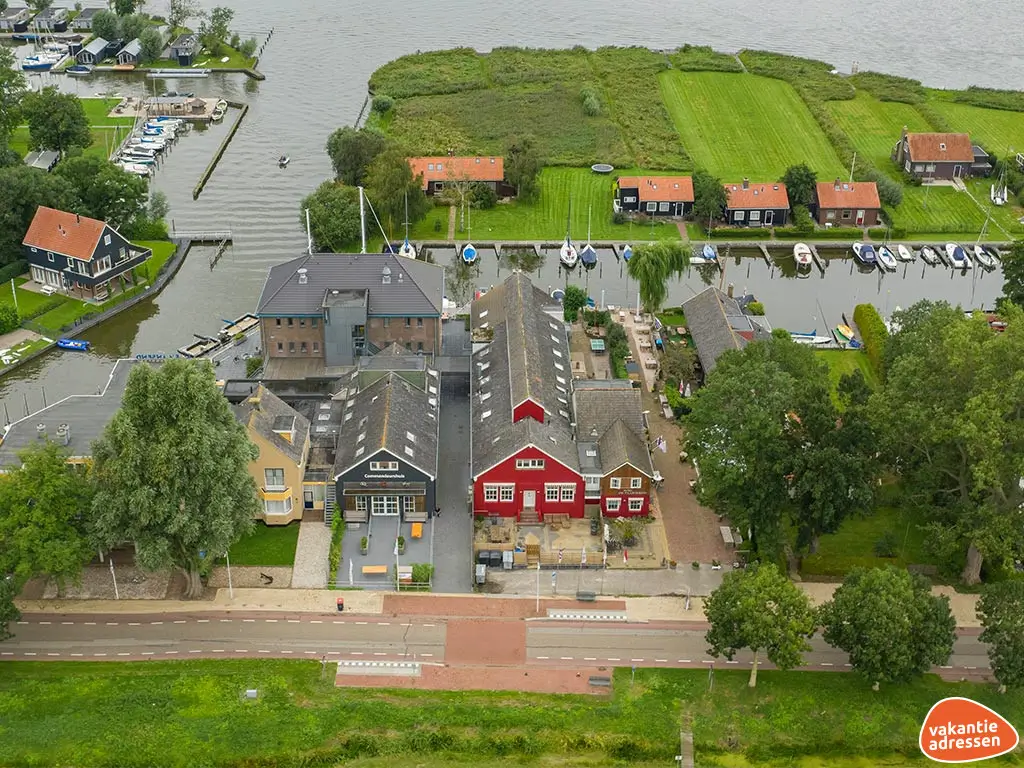 Vakantiewoning in Elahuizen (Friesland) voor 12 personen met 4 slaapkamers.