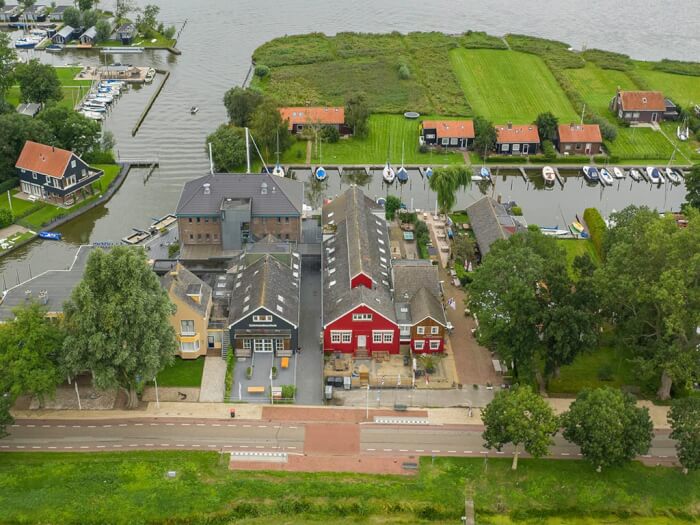 Vakantiewoning in Elahuizen (Friesland) voor 12 personen met 4 slaapkamers.