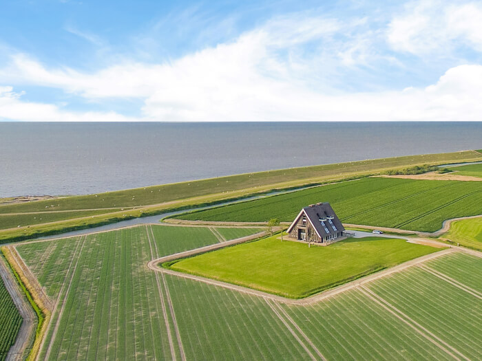 Vakantiewoning in Wierum (Friesland) voor 22 personen met 7 slaapkamers.