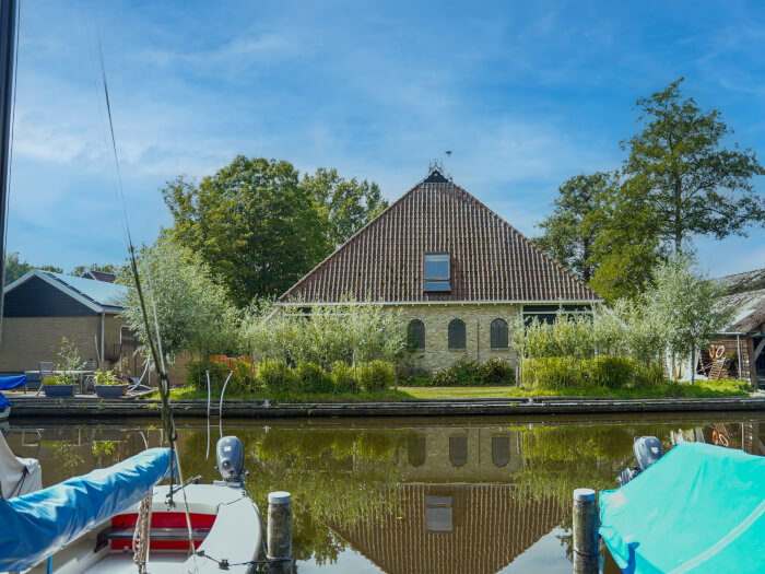 Vakantiewoning in Uitwellingerga (Friesland) voor 12 personen met 6 slaapkamers.