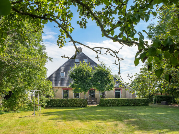 Vakantiewoning in Uitwellingerga (Friesland) voor 12 personen met 6 slaapkamers.
