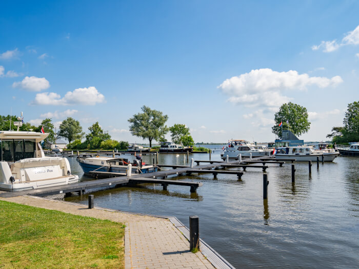 Vakantiewoning in Langweer (Friesland) voor 54 personen met 12 slaapkamers.