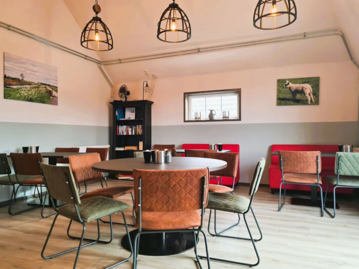 Vakantiewoning in De Veenhoop (Friesland) voor 11 personen met 4 slaapkamers.