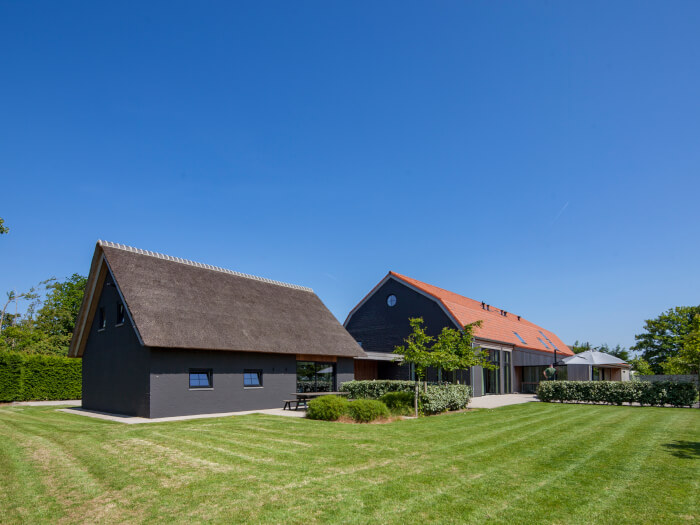 Vakantiewoning in Zuidzande (Zeeland) voor 30 personen met 13 slaapkamers.