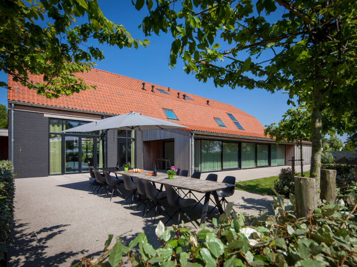 Vakantiewoning in Zuidzande (Zeeland) voor 30 personen met 13 slaapkamers.
