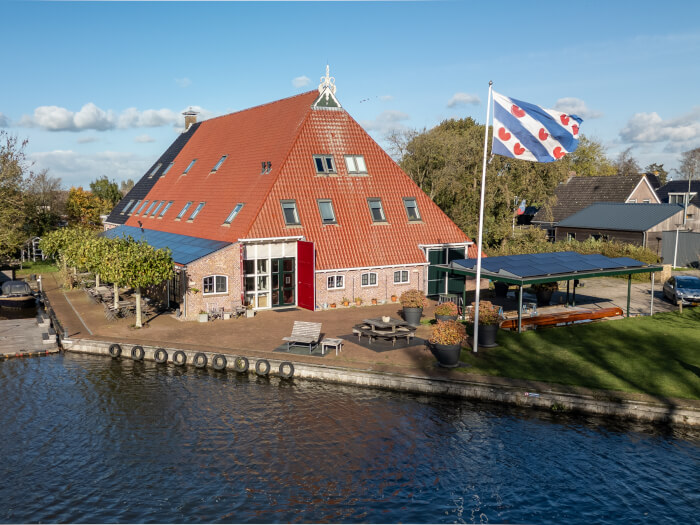 Vakantiewoning in Warten (Friesland) voor 15 personen met 6 slaapkamers.
