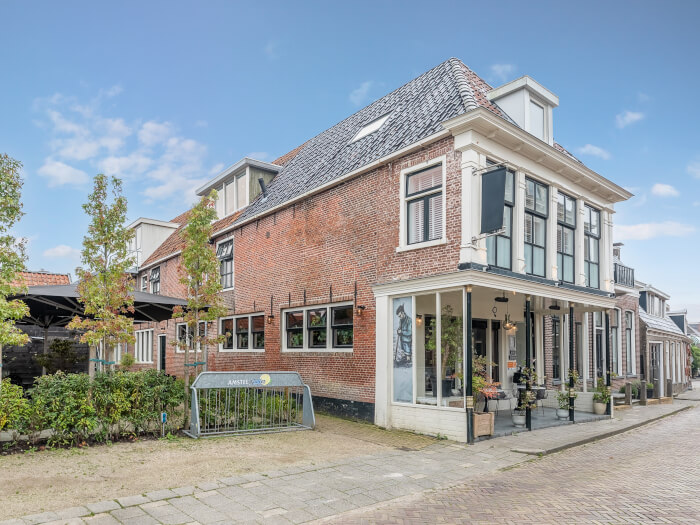 Vakantiewoning in Holwerd (Friesland) voor 17 personen met 7 slaapkamers.