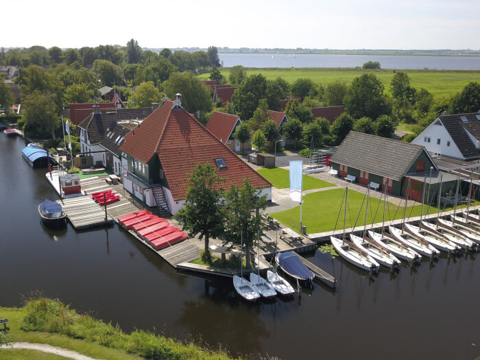 Vakantiewoning in Goingarijp (Friesland) voor 95 personen met 14 slaapkamers.