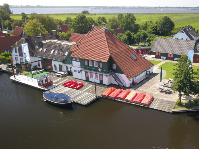 Vakantiewoning in Goingarijp (Friesland) voor 95 personen met 14 slaapkamers.