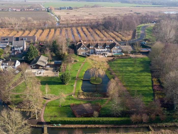 Vakantiewoning in Ameide (Zuid-Holland) voor 32 personen met 4 slaapkamers.