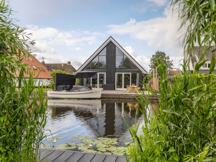 Vakantiewoning in Goingarijp (Friesland) voor 16 personen met 8 slaapkamers.