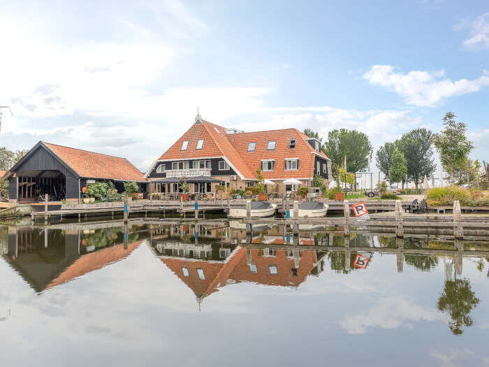 Vakantiewoning in Workum (Friesland) voor 46 personen met 23 slaapkamers.