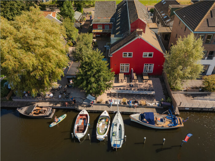 Vakantiewoning in Elahuizen (Friesland) voor 50 personen met 16 slaapkamers.