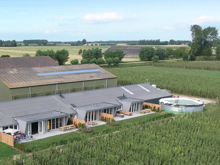 Vakantiewoning in Zuidzande (Zeeland) voor 24 personen met 11 slaapkamers.