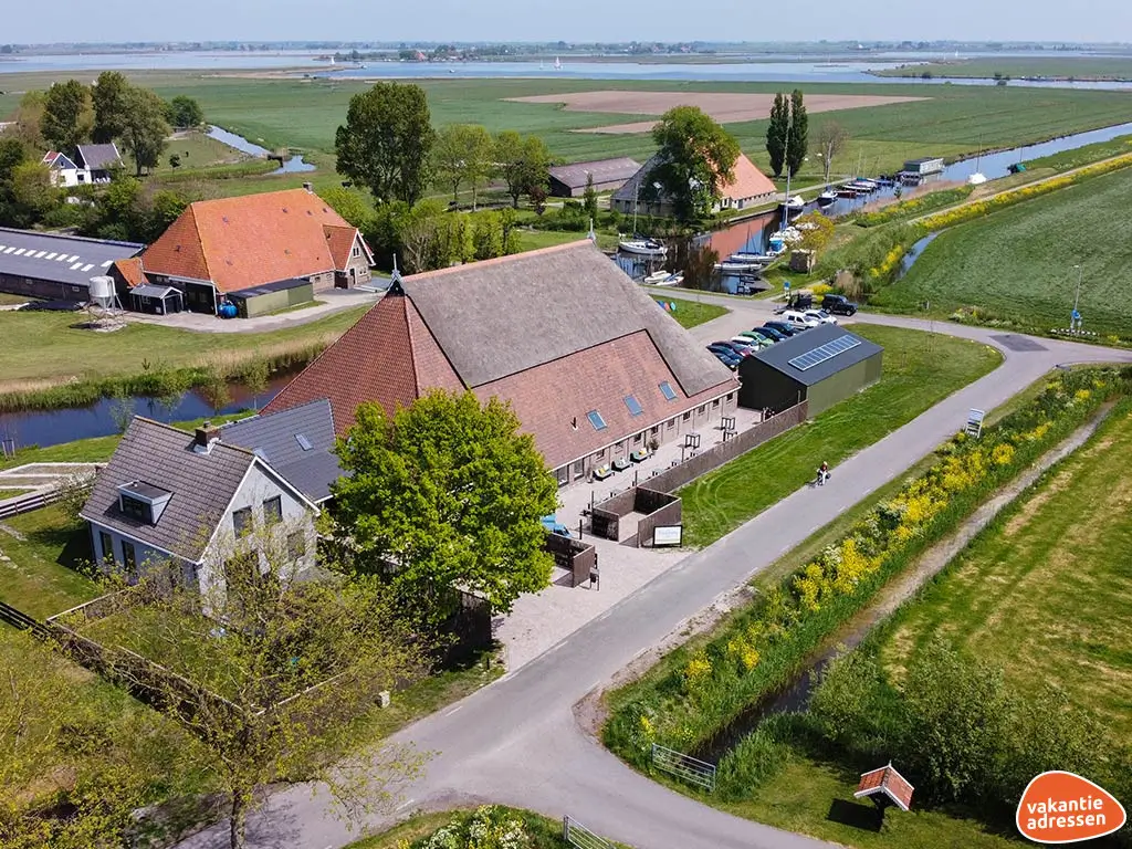 Vakantiewoning in Nijhuizum (Friesland) voor 30 personen met 14 slaapkamers.