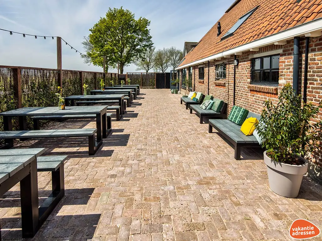Vakantiewoning in Nijhuizum (Friesland) voor 30 personen met 14 slaapkamers.