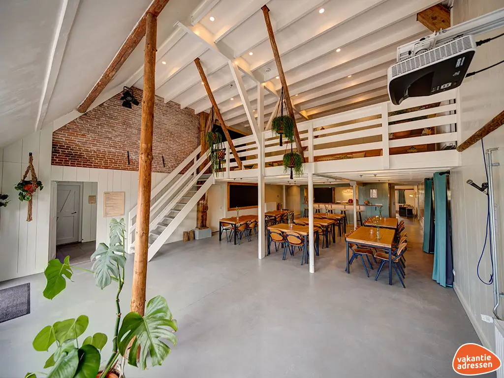 Vakantiewoning in Nijhuizum (Friesland) voor 30 personen met 14 slaapkamers.