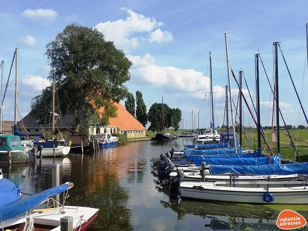 Vakantiewoning in Nijhuizum (Friesland) voor 30 personen met 14 slaapkamers.