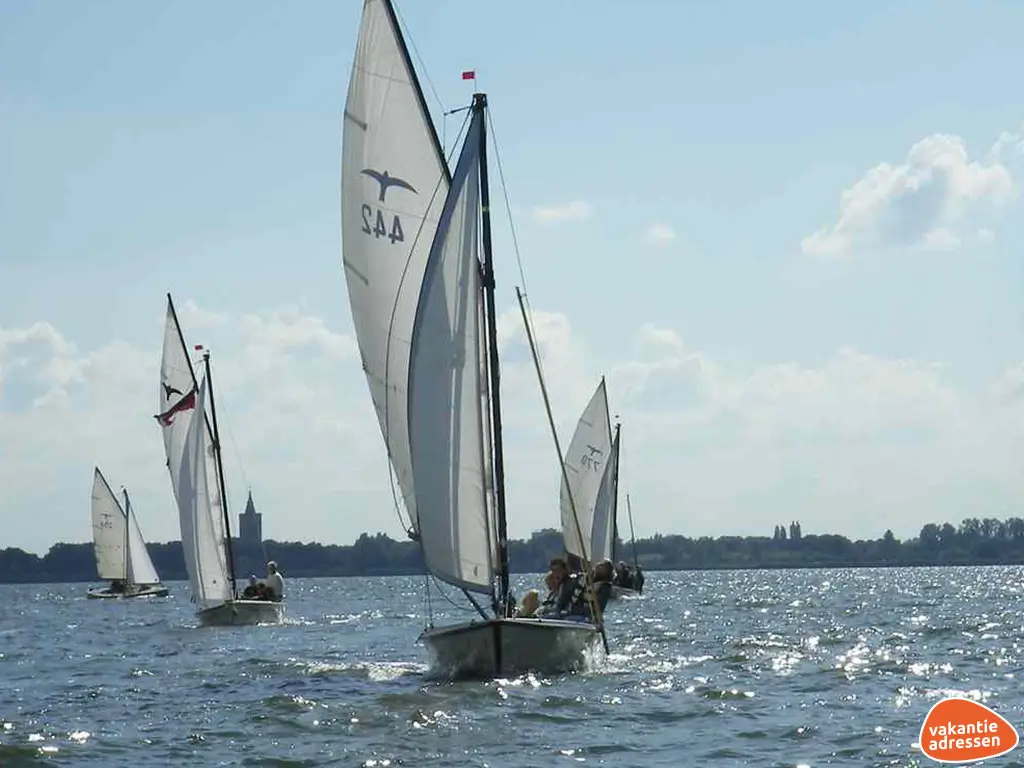 Vakantiewoning in Heeg (Friesland) voor 25 personen met 5 slaapkamers.