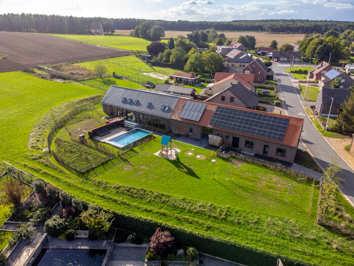 Vakantiewoning in Neeroeteren (Limburg) voor 22 personen met 9 slaapkamers.