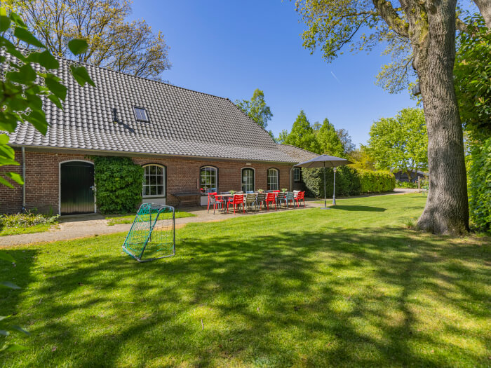 Vakantiewoning in Overloon (Noord-Brabant) voor 35 personen met 12 slaapkamers.