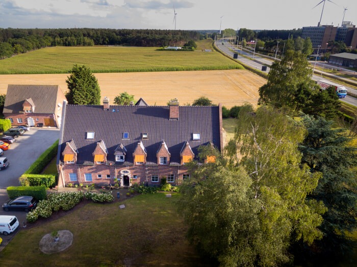 Vakantiewoning in Sas van Gent (Zeeland) voor 53 personen met 26 slaapkamers.