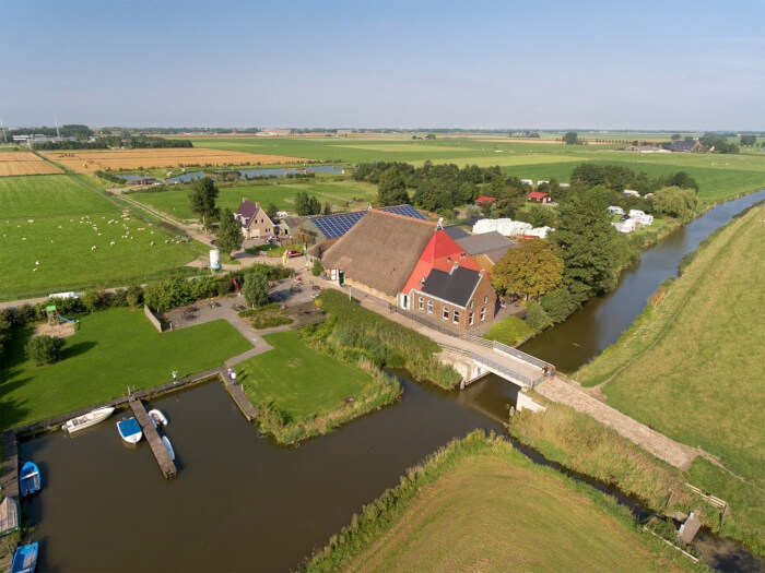 Vakantiewoning in St.-Annaparochie (Friesland) voor 16 personen met 8 slaapkamers.