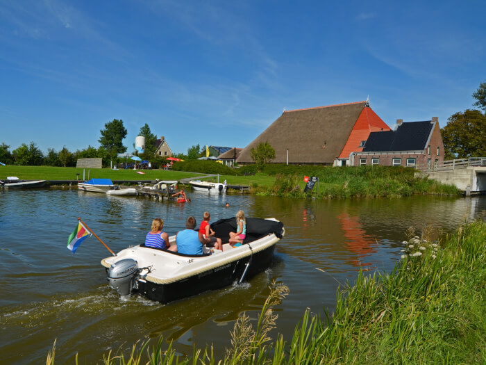 Vakantiewoning in St.-Annaparochie (Friesland) voor 16 personen met 8 slaapkamers.