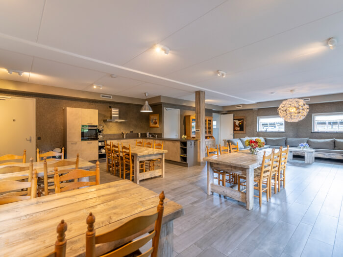 Vakantiewoning in Deest (Gelderland) voor 16 personen met 6 slaapkamers.