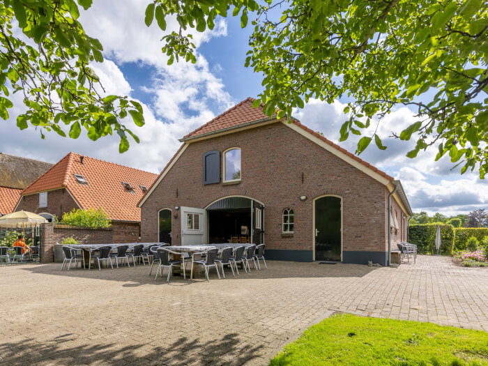 Vakantiewoning in Deest (Gelderland) voor 16 personen met 6 slaapkamers.