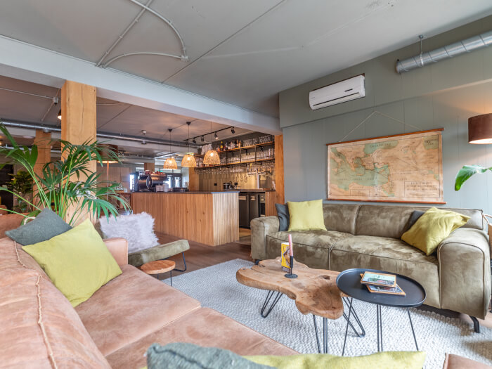 Vakantiewoning in Workum (Friesland) voor 46 personen met 23 slaapkamers.