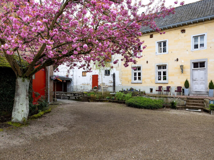 Vakantiewoning in Schin op Geul (Limburg) voor 20 personen met 6 slaapkamers.