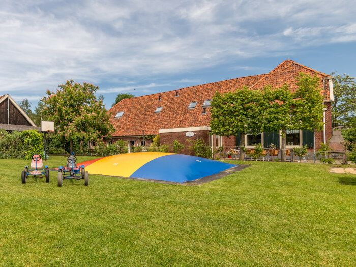 Vakantiewoning in Eibergen (Gelderland) voor 38 personen met 17 slaapkamers.