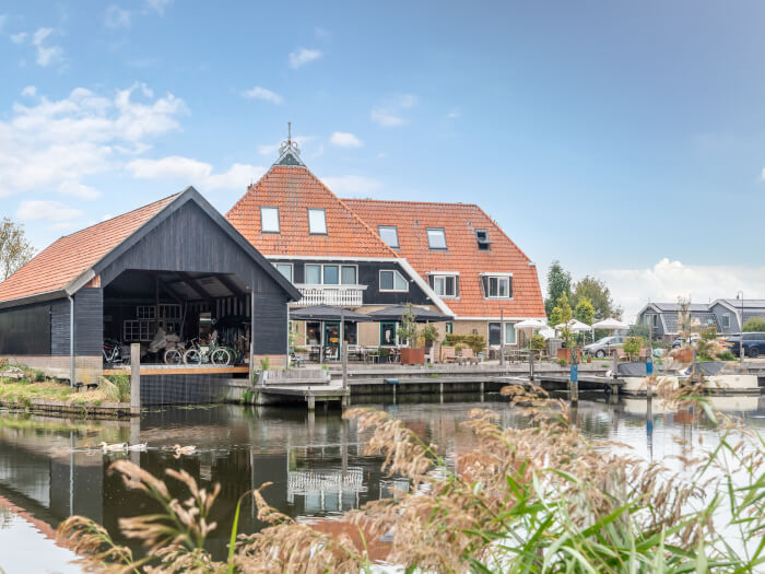 Vakantiewoning in Workum (Friesland) voor 24 personen met 12 slaapkamers.