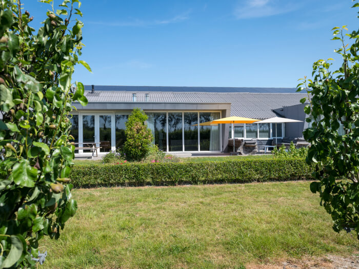 Vakantiewoning in Zuidzande (Zeeland) voor 12 personen met 6 slaapkamers.