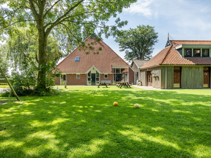 Vakantiewoning in Hindeloopen (Friesland) voor 27 personen met 10 slaapkamers.
