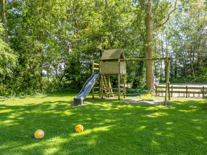 Vakantiewoning in Hindeloopen (Friesland) voor 27 personen met 10 slaapkamers.