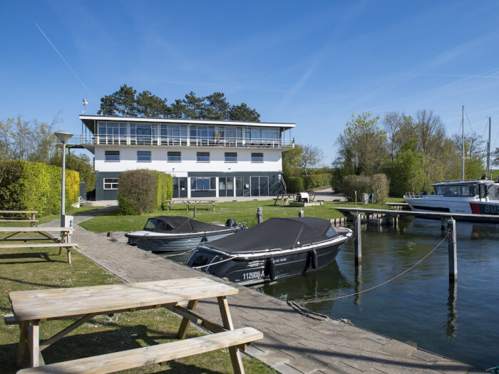 Vakantiewoning in Wolphaartsdijk (Zeeland) voor 48 personen met 12 slaapkamers.